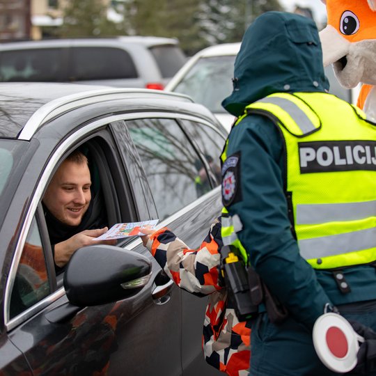Pareigūnai ir moksleiviai dalija vairuotojams atvirukus