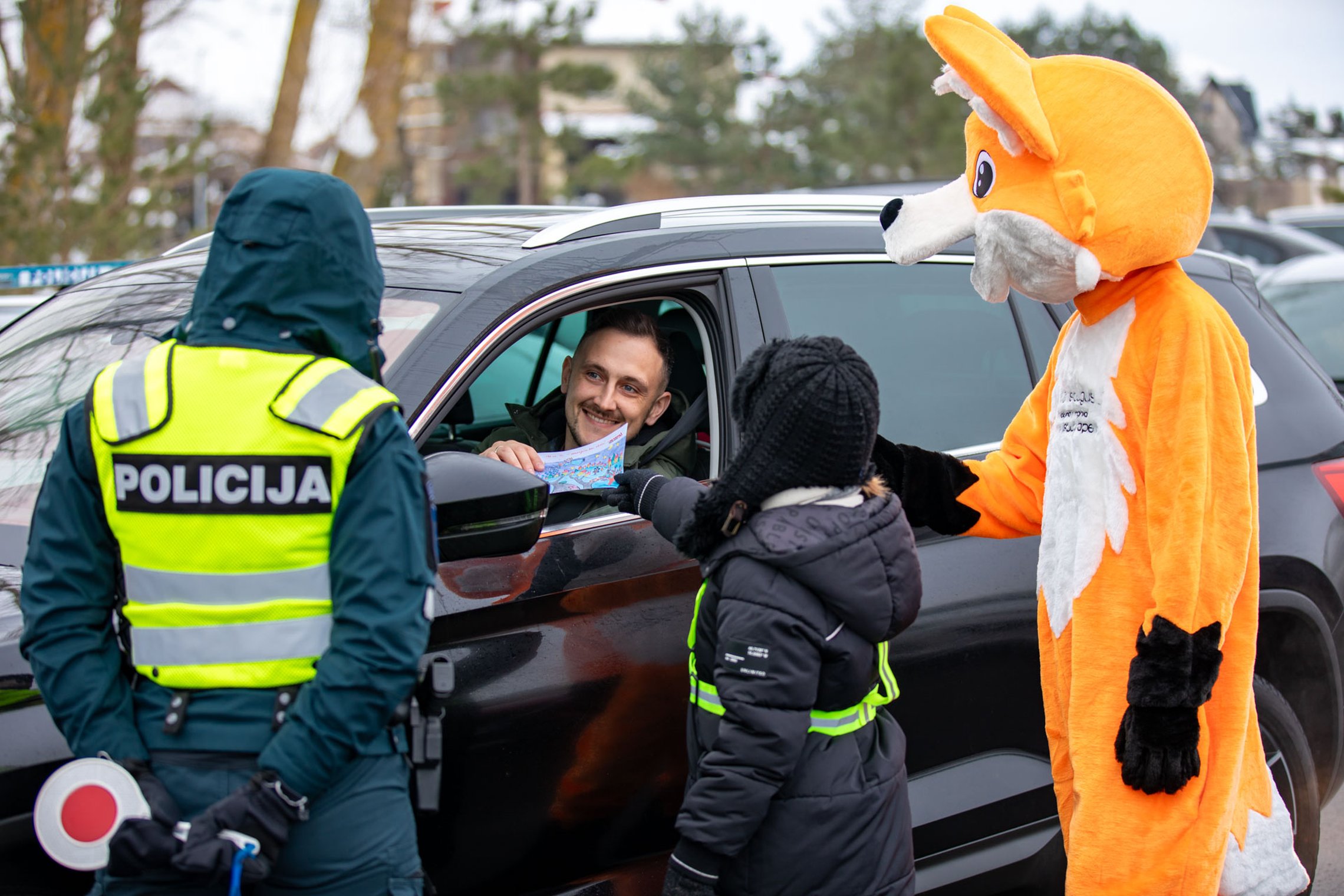 Pareigūnai ir moksleiviai dalija vairuotojams atvirukus