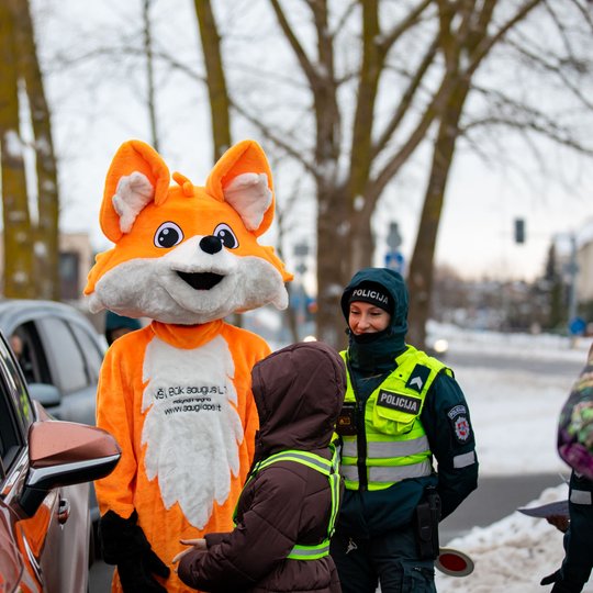 Pareigūnai ir moksleiviai dalija vairuotojams atvirukus