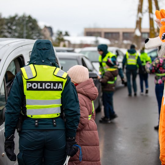 Pareigūnai ir moksleiviai dalija vairuotojams atvirukus