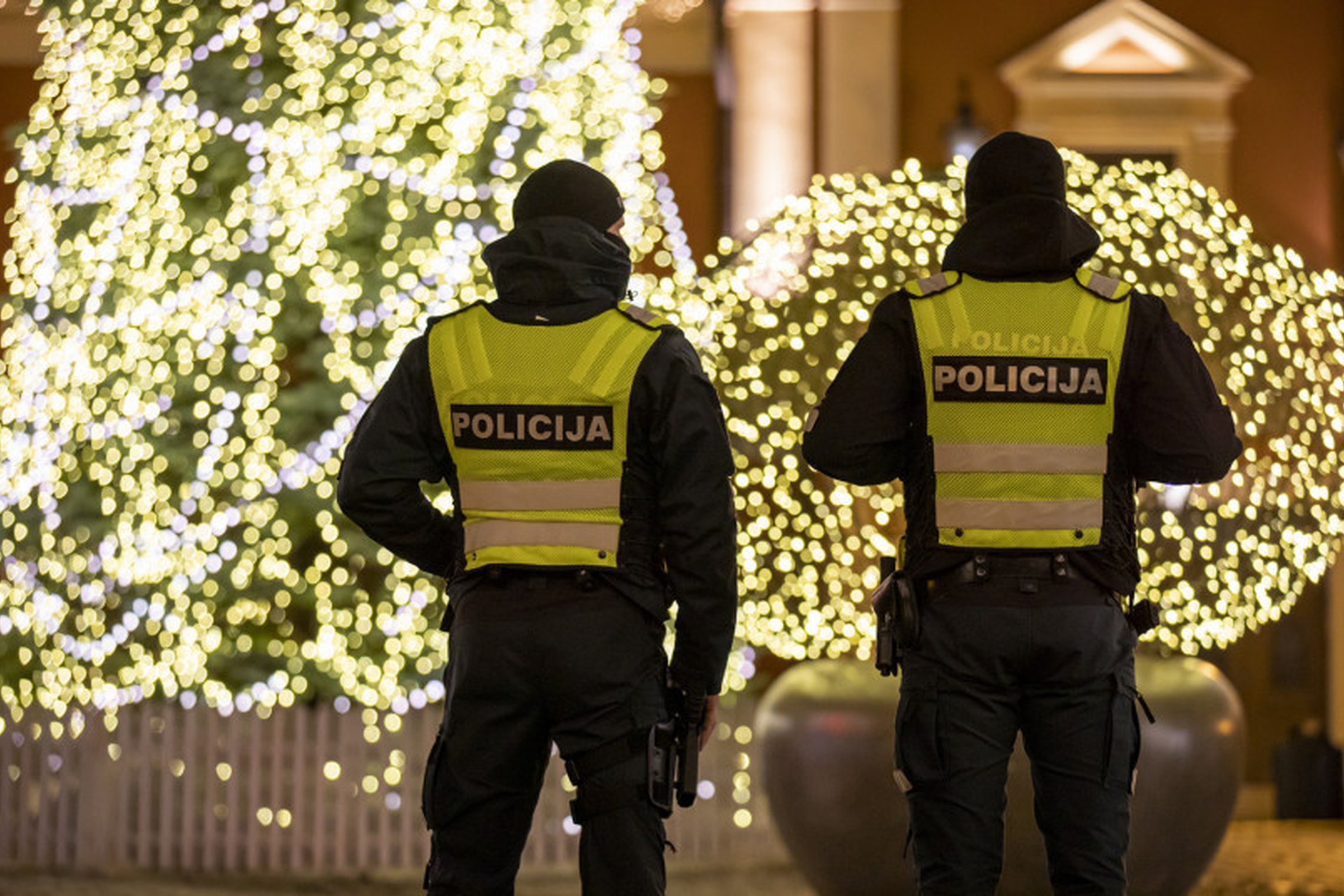 Pareigūnai prie papuoštos miesto Kalėdų eglutės