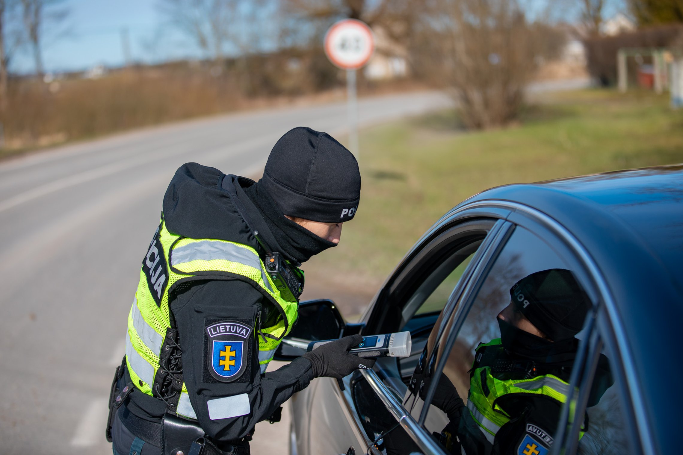 Asociatyvi kelyje dirbančių pareigūnų nuotrauka