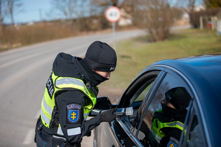 Asociatyvi kelyje dirbančių pareigūnų nuotrauka