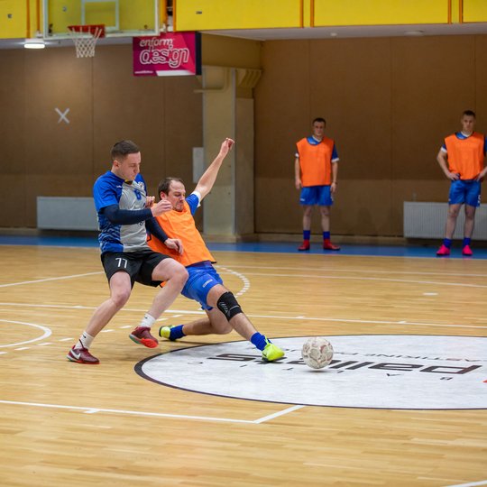 Salės futbolo varžybų akimirka