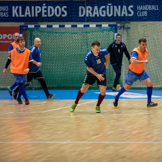 Salės futbolo varžybų akimirka