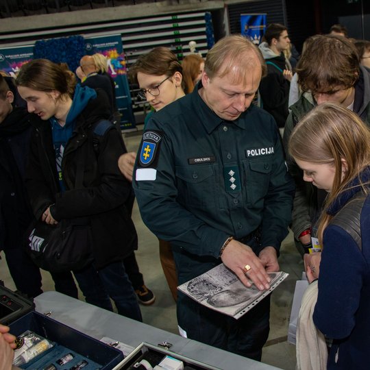 Pareigūnai bendrauja su „Studijų regatos“ lankytojais
