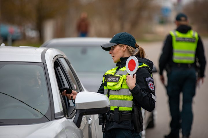 asociatyvi nuotrauka – pareigūnai dirba kelyje