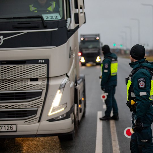 pareigūnai tikrina vairuotojo blaivumą